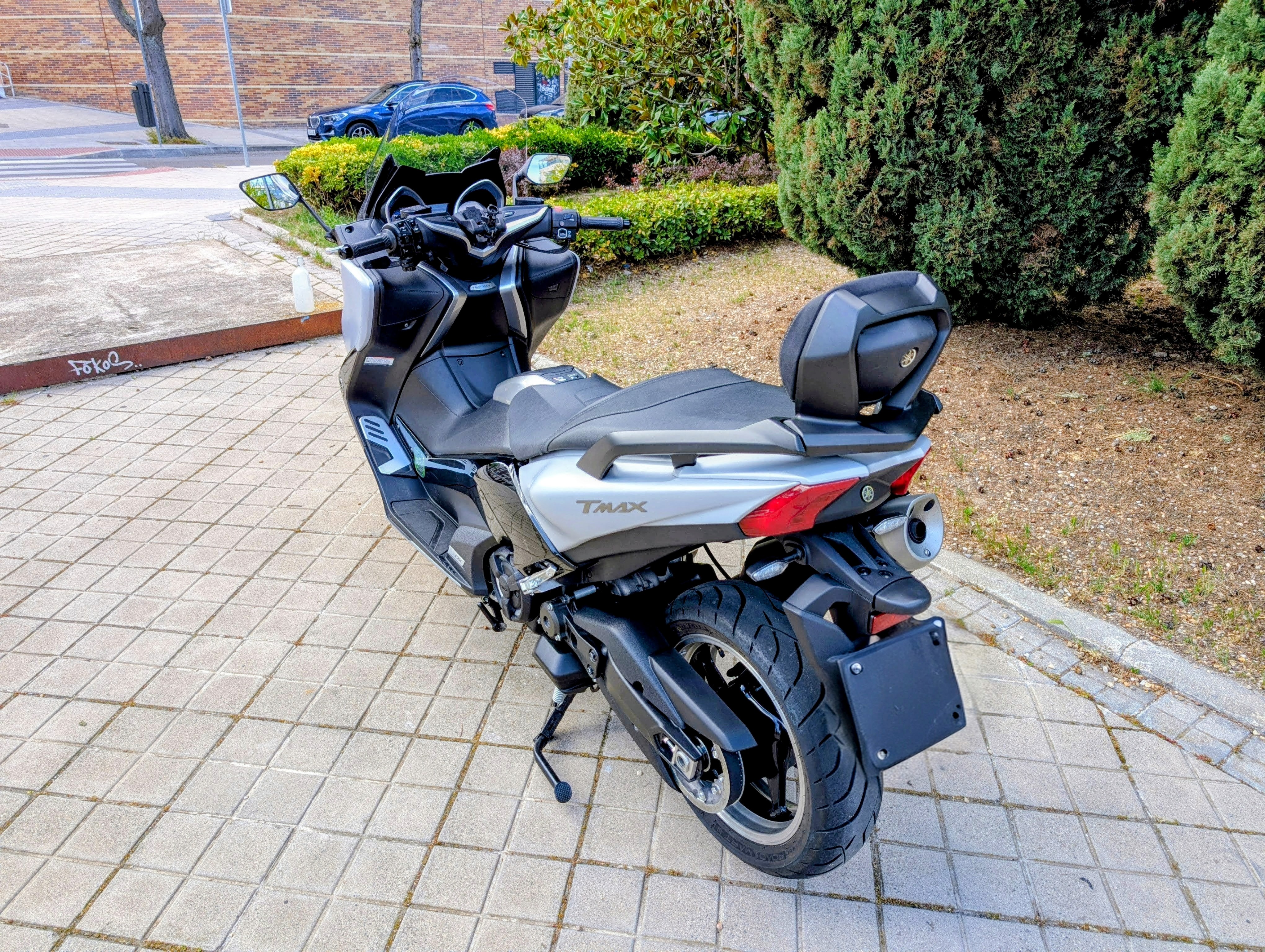 TMAX DX tres cuartos trasera