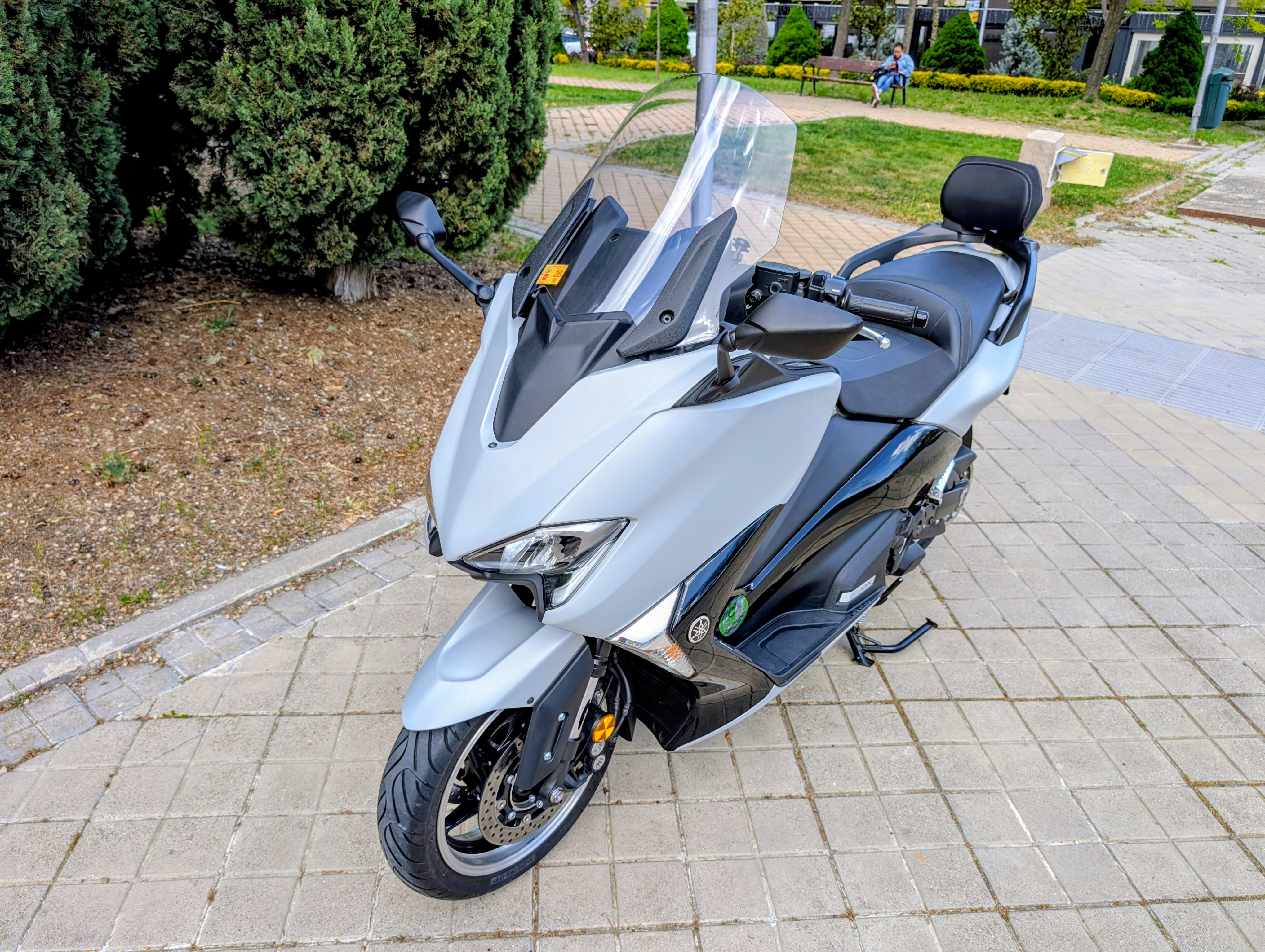 TMAX DX tres cuartos frontal