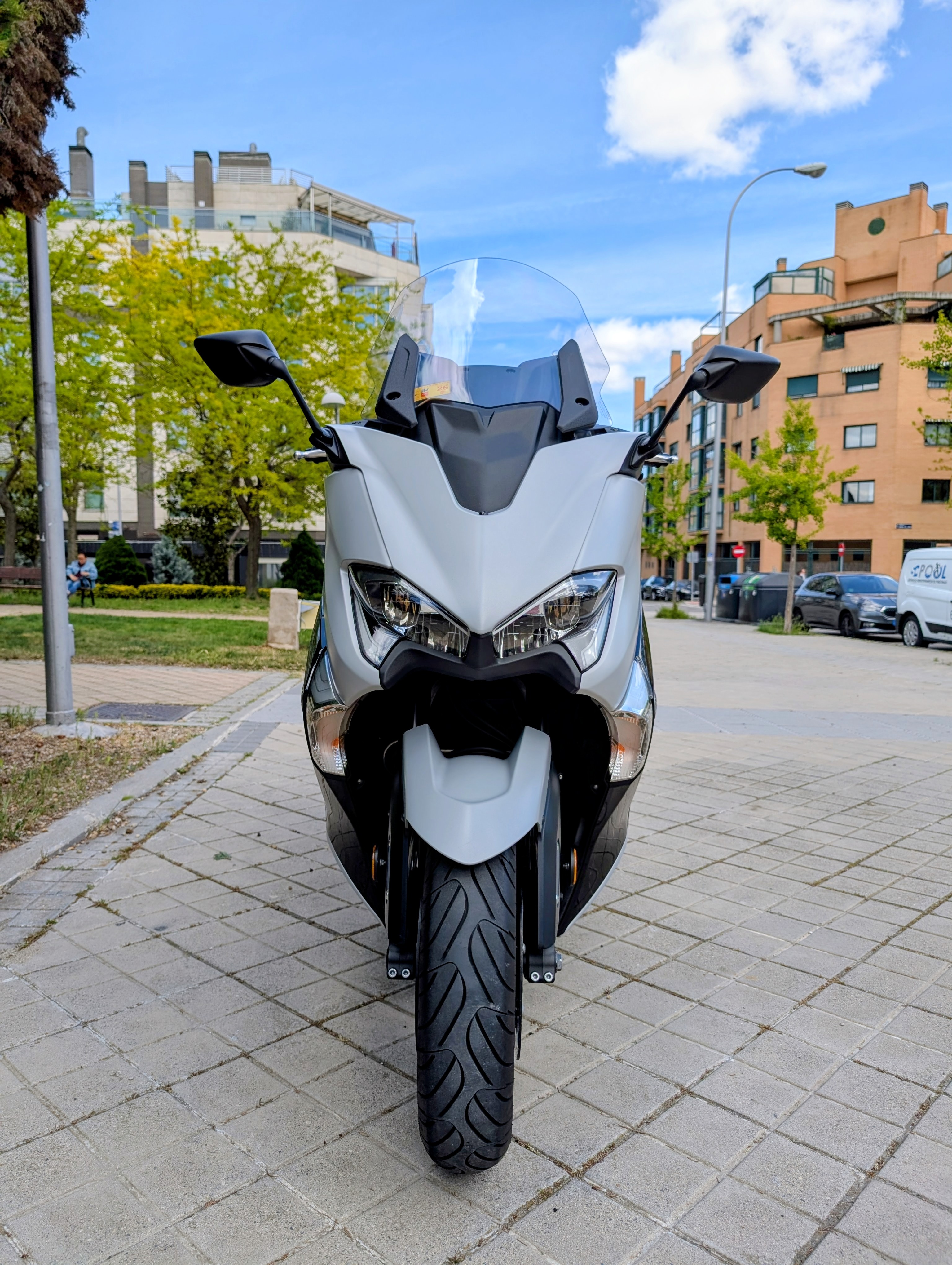 TMAX DX frontal
