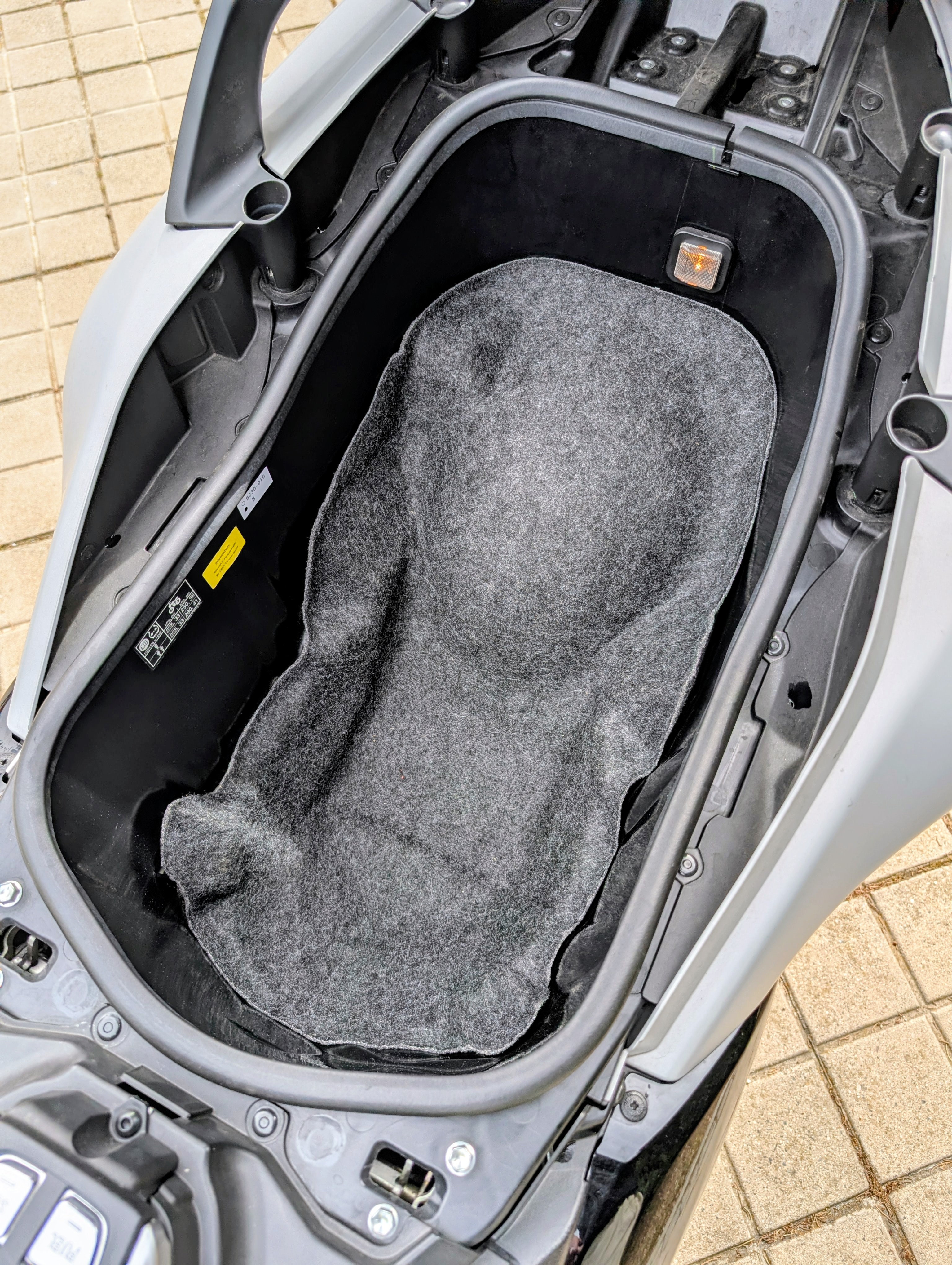 Compartimento portaobjetos trasero TMAX DX
