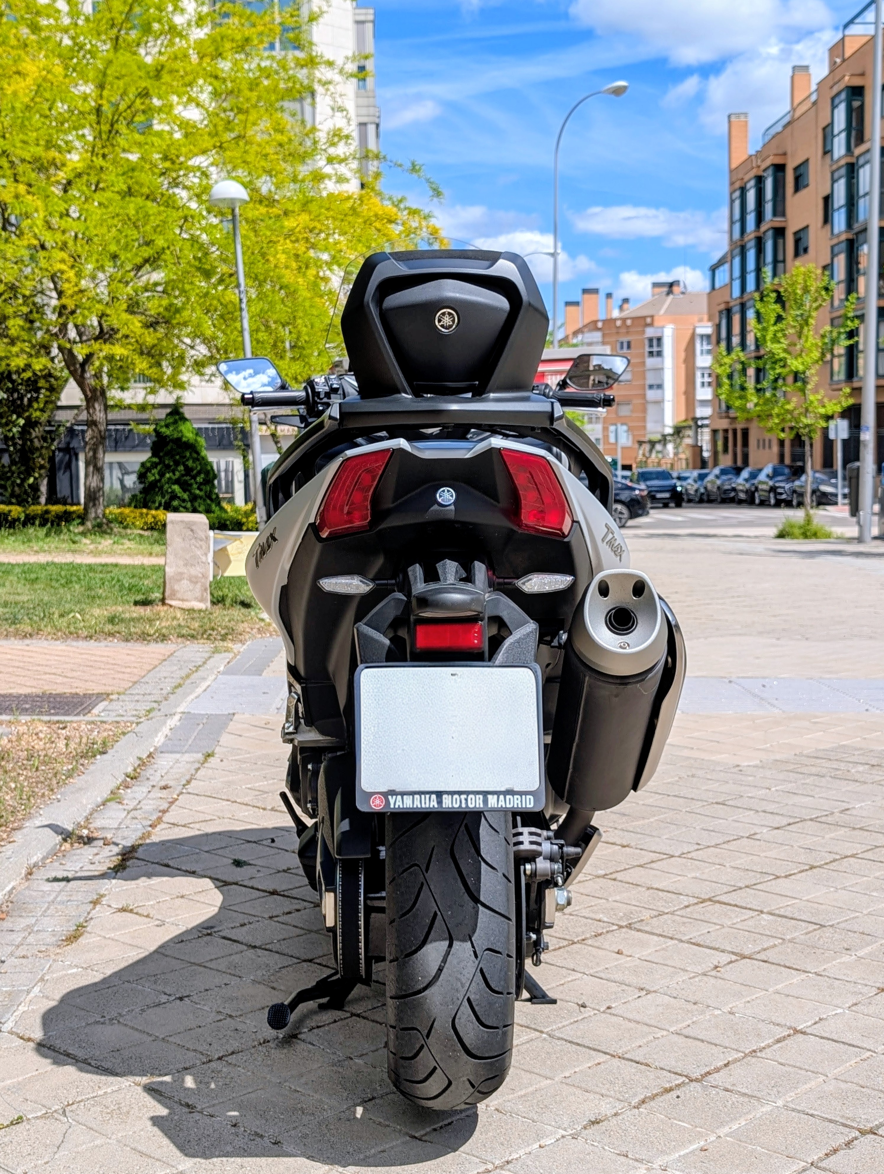 TMAX DX trasera