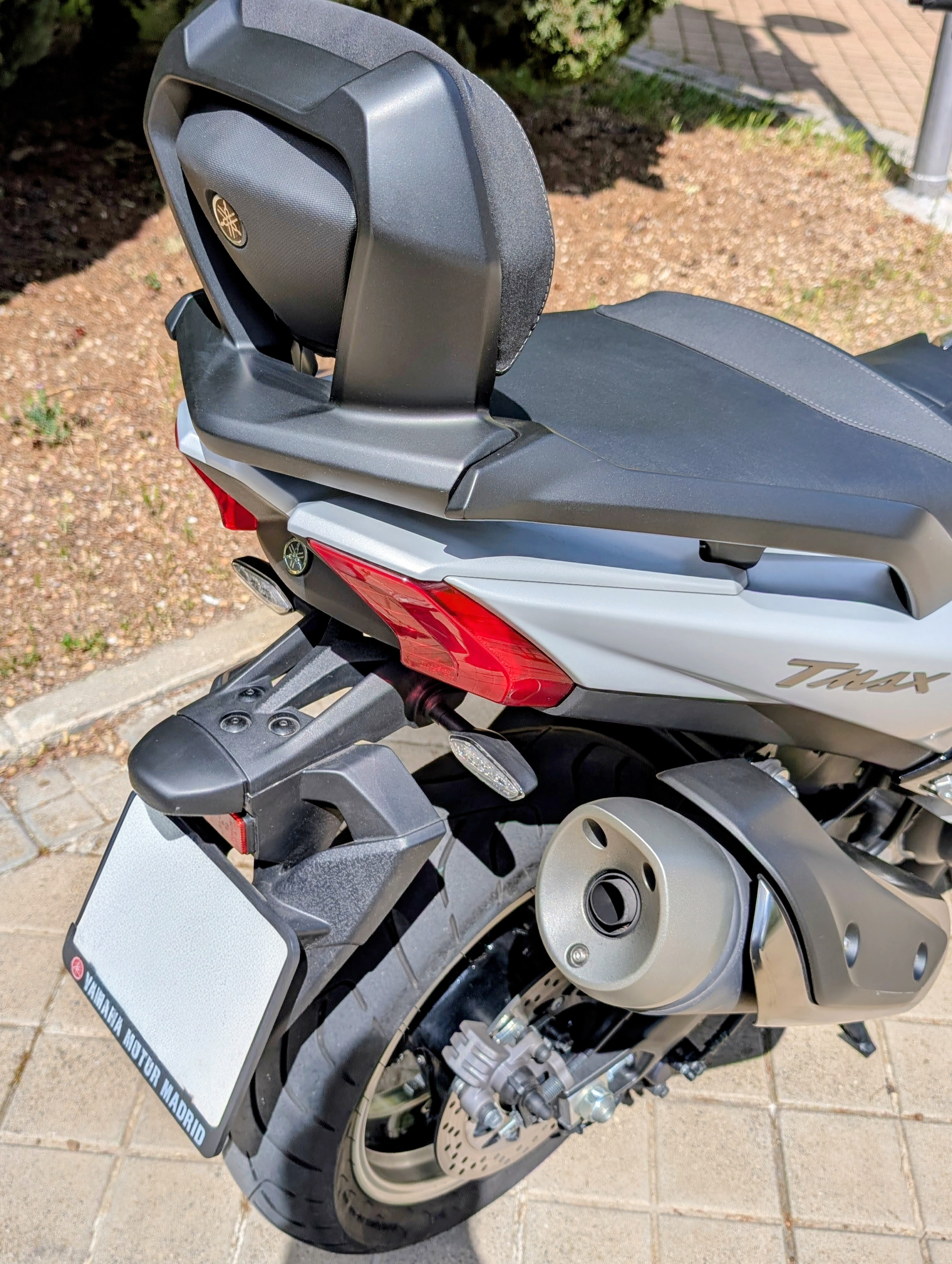 TMAX DX detalles traseros