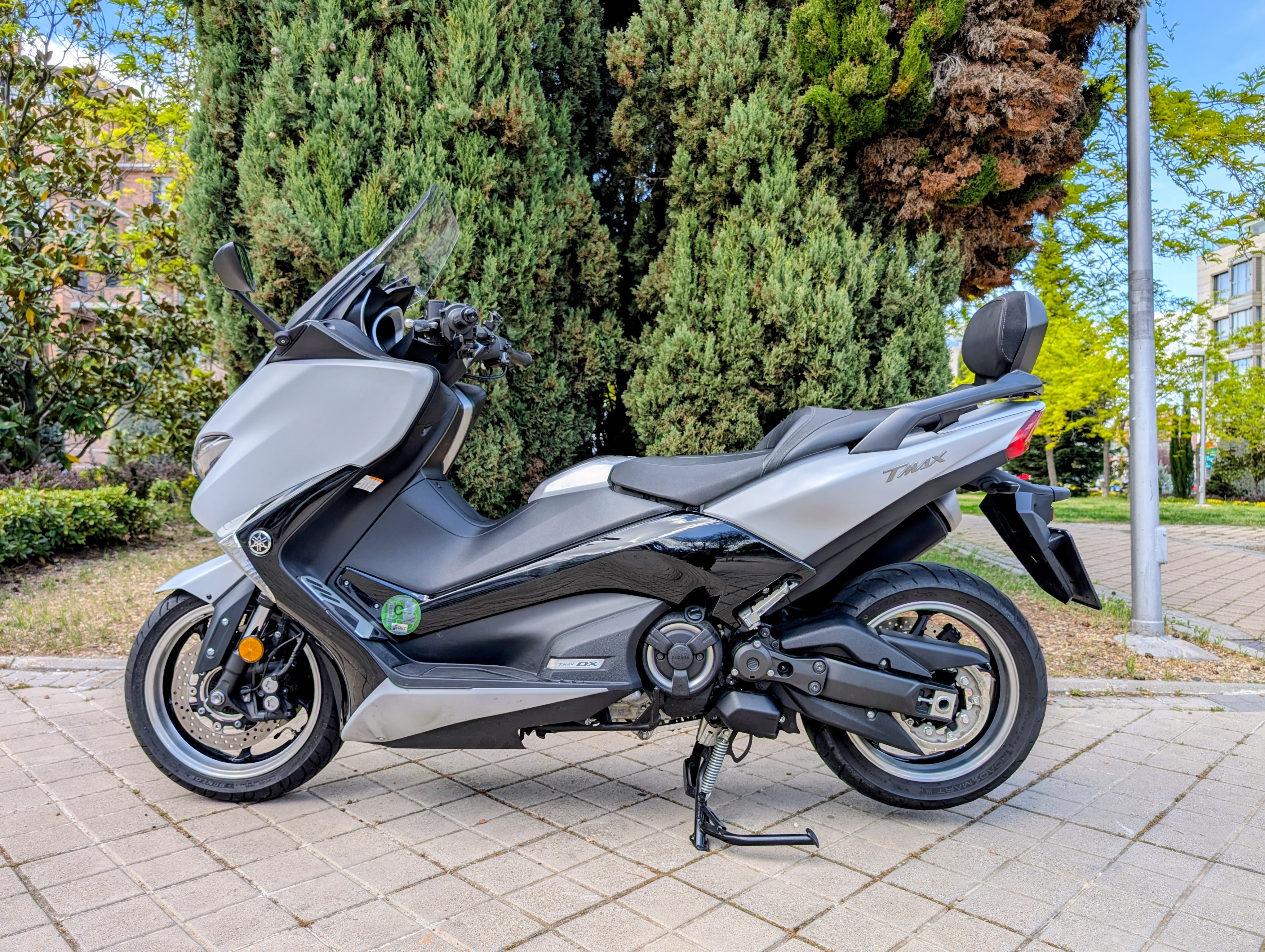 TMAX DX vista lateral